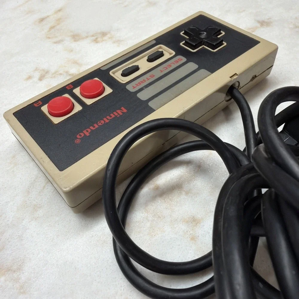 Nintendo 1985 Controller Original‎ NES-0044 Button Layout Propietary Connector